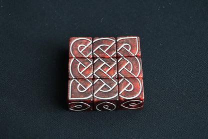9 Crossed Knot Dice (Red)