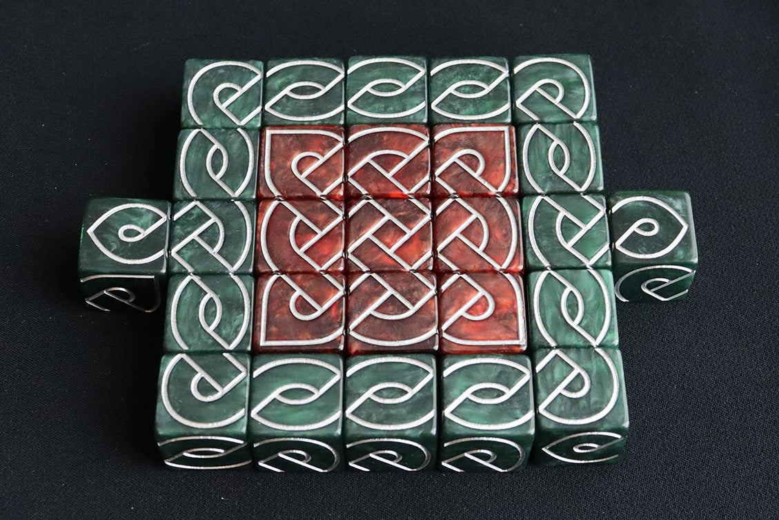 9 Crossed Knot Dice (Red or Sand)
