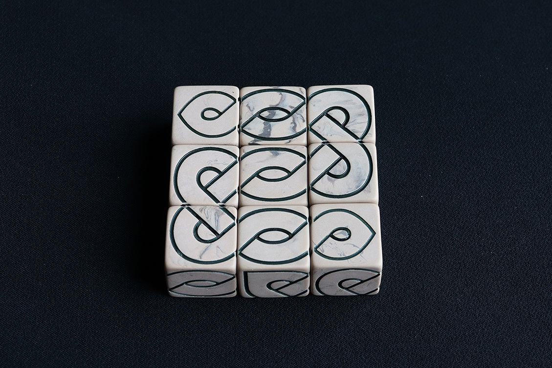 9 Crossed Knot Dice (Sand)