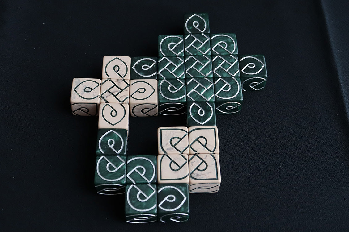 9 Crossed Knot Dice (Red or Sand)