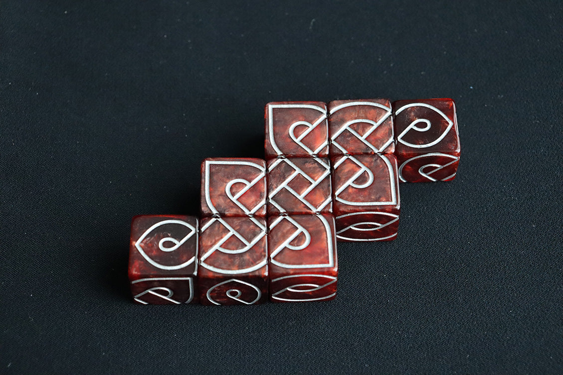 9 Crossed Knot Dice (Red)