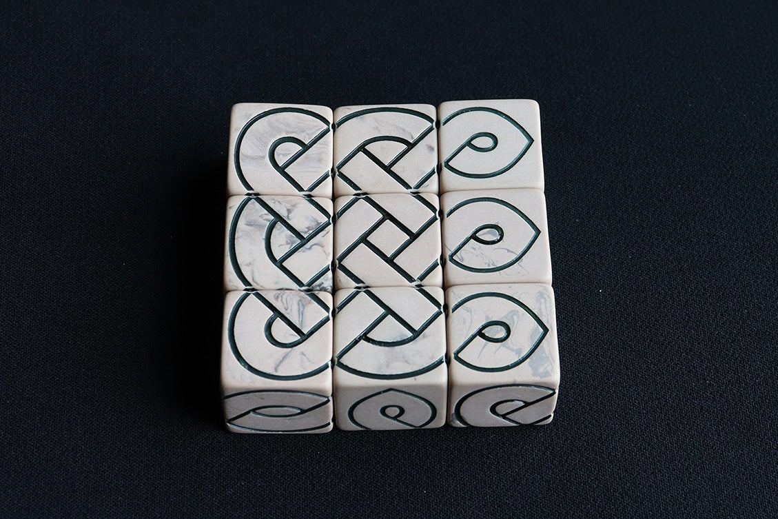 9 Crossed Knot Dice (Sand)