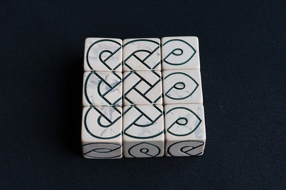 9 Crossed Knot Dice (Sand)